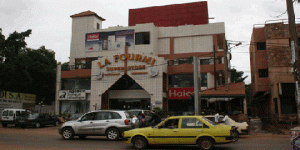 Discrimination raciale à Bamako :Les Noirs fouillés et les Blancs passent au supermarché La Fourmi.