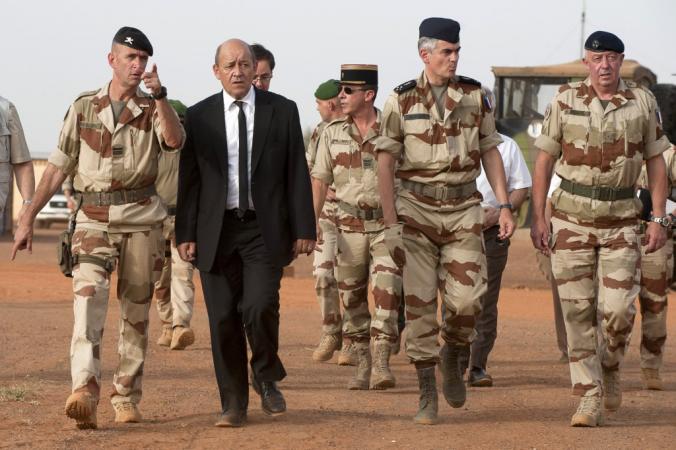 Jean-Yves Le Drian apporte sa ration de fête au mali