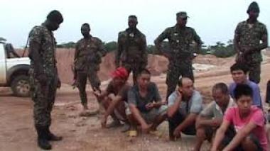 Ghana : 43 Chinois, 2 Indiens et 1 Américain arrêtés pour exploitation illégale d’or