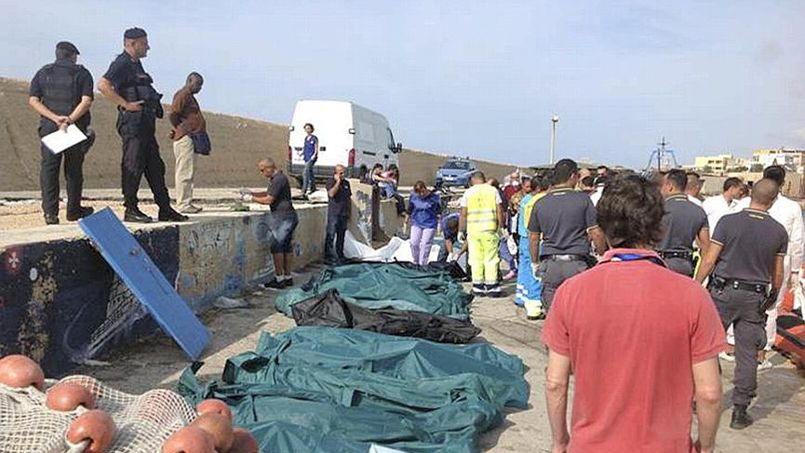 Italie: une trentaine de cadavres trouvés sur un bateau de migrants