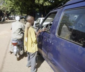 Phénomène nouveau dans la circulation à Bamako : Les enfants « nettoyeurs » de vitres et de motos