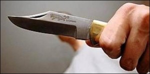 Une femme de 38 ans découverte poignardée dans le dos
