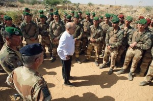 Mali : visite du ministre français de la Défense