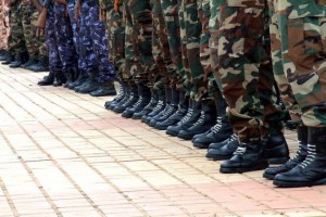 Des militaires empruntent des camions de transport de marchandises pour fêter