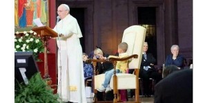 Un enfant enlace le pape François et s’asseoit sur le siège papal en pleine messe