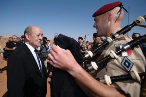 Au Mali, Le Drian évoque le devenir des troupes françaises en Afrique