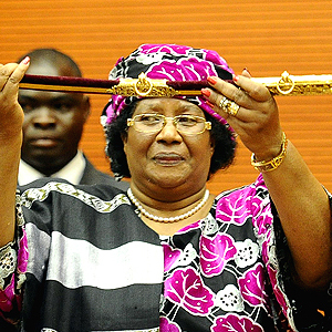 La présidente du Malawi lance aussi la traque des biens mal acquis : près de 100 millions de dollars détournés