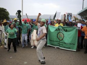 Grèves des mineurs en Afrique du Sud: l’épreuve de force s’inscrit dans la durée