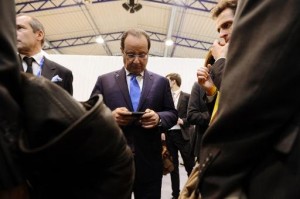 François Hollande réactive ses comptes twitter et facebook