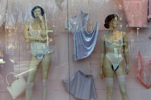 Dans une vitrine new-yorkaise, des mannequins avec poils pubiens
