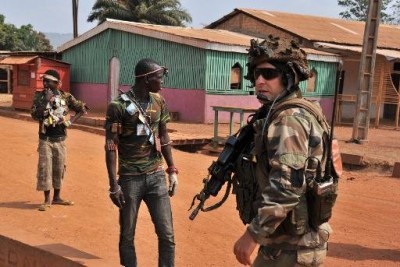 Centrafrique: les soldats français menacent des pillards d’”utiliser la force”