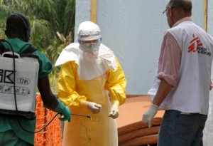 Les rumeurs renforcent la propagation de l’Ebola en Afrique de l’Ouest (CORRECTION)