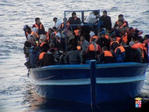 Grèce: 2 morts, une trentaine de migrants disparus dans un naufrage