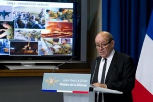 Le Drian: la présence militaire française au Sahel “assure notre propre sécurité”