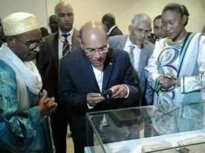Musée national: Moncef Marzouki séduit par les manuscrits de Tombouctou