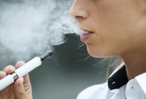 Les cigarettes électroniques aux goûts sucrés attirent les jeunes filles
