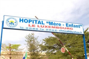 Laxisme ou amateurisme à la clinique Luxembourg ? : une malade qui se présente pour soigner une allergie à un médicament de paludisme reçoit 44 ordonnances de 11 différents médecins et meurt empoisonnée du sang