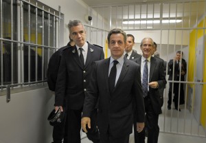 Sarkozy est mis en examen, pas hors-jeu